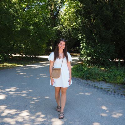 Laura, 25