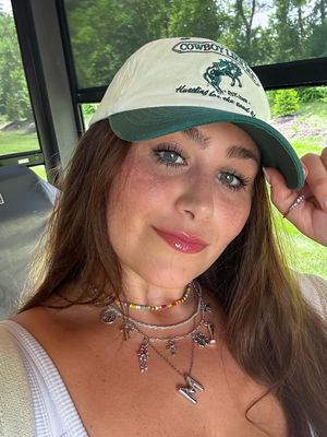 Maggie, 25