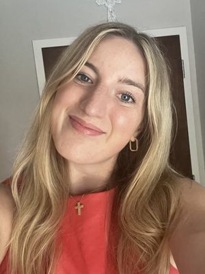 Mia, 22