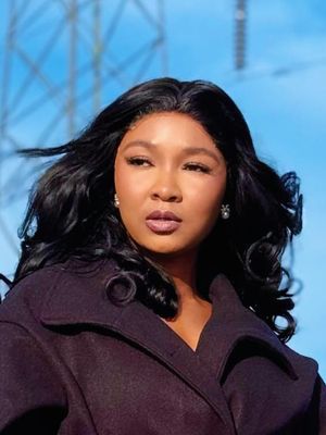 Phina, 31