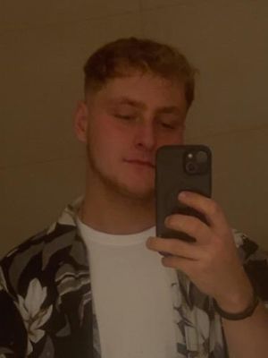 Dewi, 22