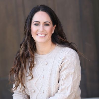 Claire, 43