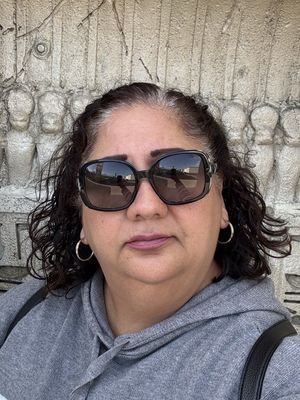Toni, 53