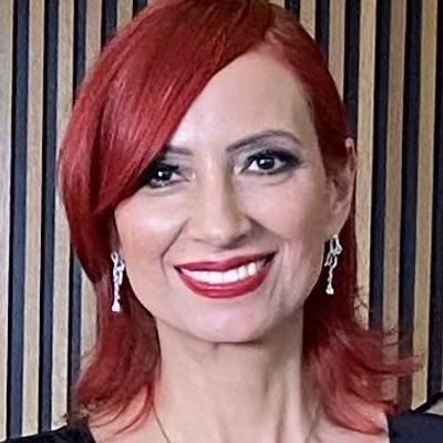 Adriana, 52