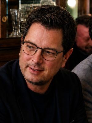 Daniel, 44