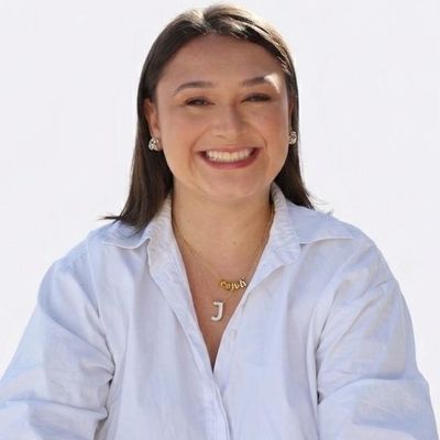 Julia, 28