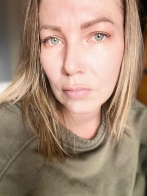 Marci, 43