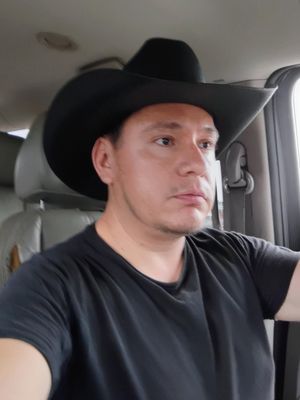 Daniel, 32