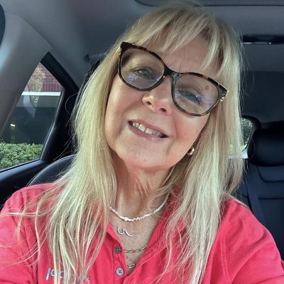 Sandra, 66