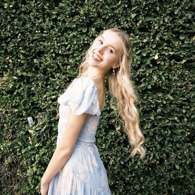 Chloe, 21