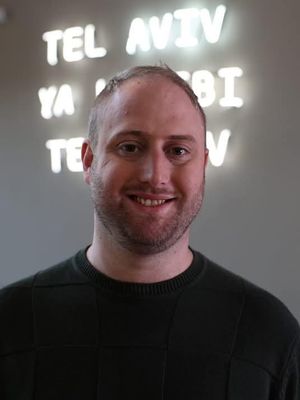 Ari, 33
