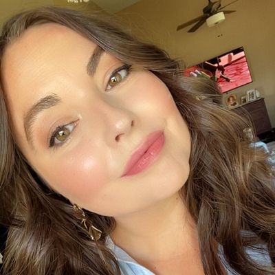Veronica, 32