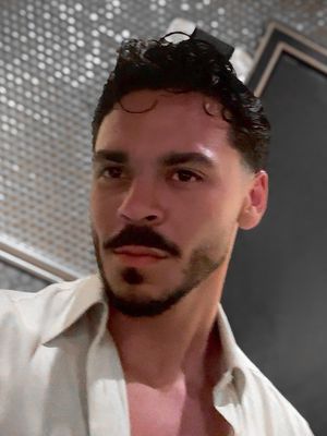 Alberto, 24