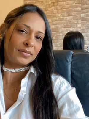 Juliana, 41