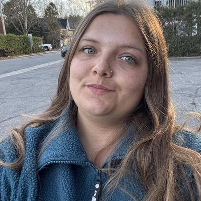 Chloe, 24