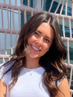 Mia, 22