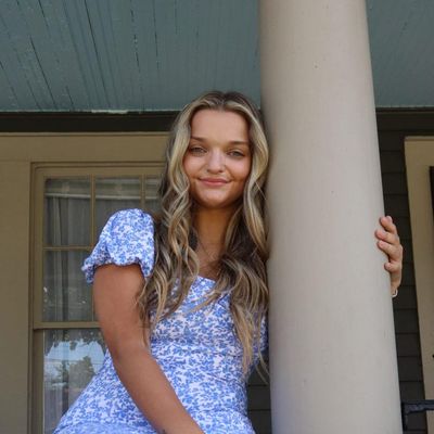 Lara, 22