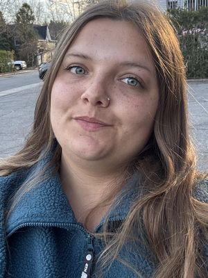Chloe, 24