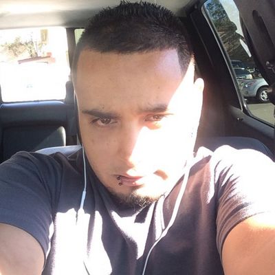 Carlos, 32