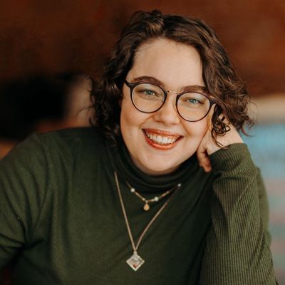 Gloria, 27