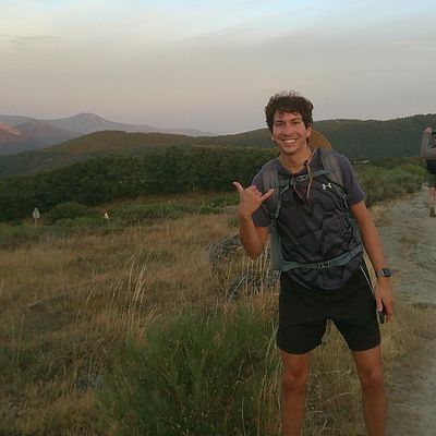 Carlos, 25