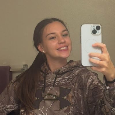Zoe, 22