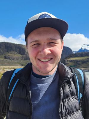 Tomas, 24