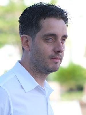 Carlos, 40
