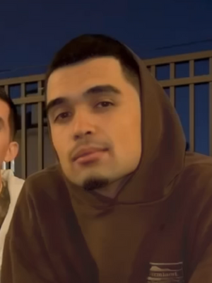 Carlos, 29