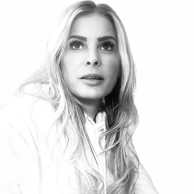 Noemi, 49