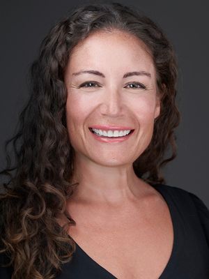 Caitlin, 37