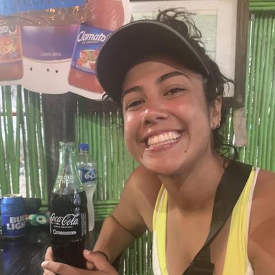 Daniela, 25