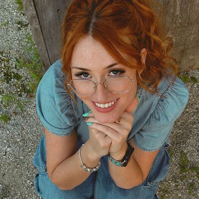 Julia, 27