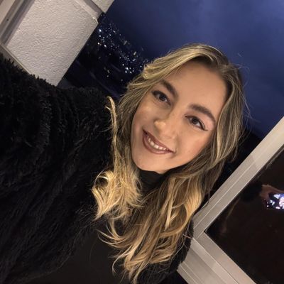 Manuela, 28