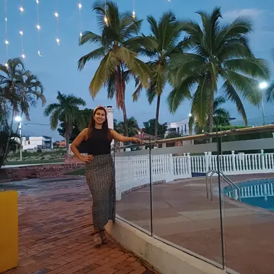 Laura, 27
