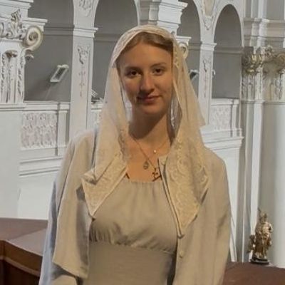 Cecilia, 22