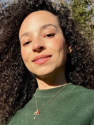 Zoe, 37