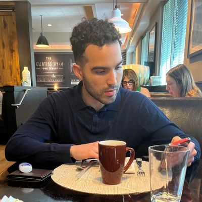 Carlos, 29