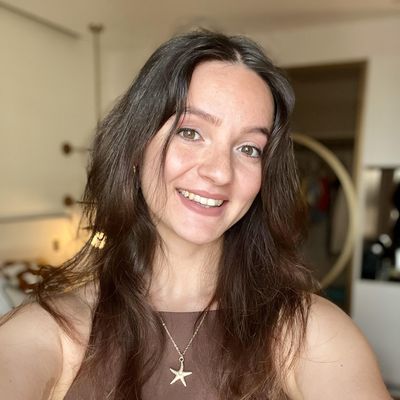 Lara, 27
