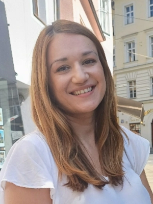 Iva, 28