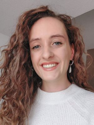 Eva, 25