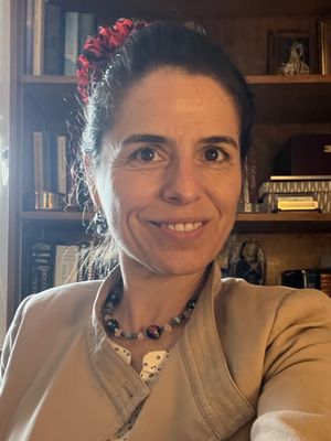 Lucia, 44