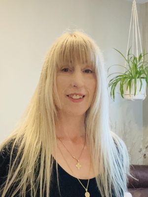 Sandra, 56