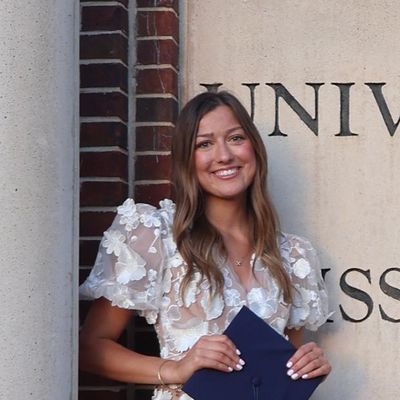 Caroline, 22