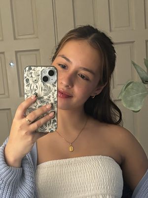 Daniela, 19