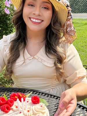 Angelica, 30