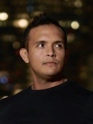 Luis, 32