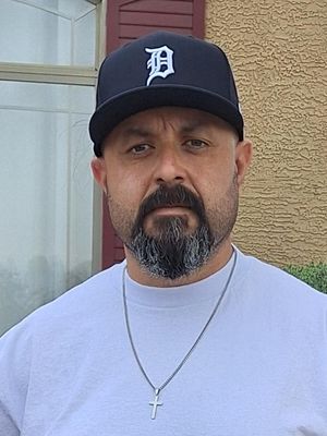 Carlos, 44