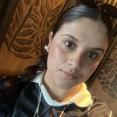 Angie, 32