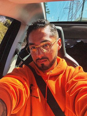 Alejandro, 25